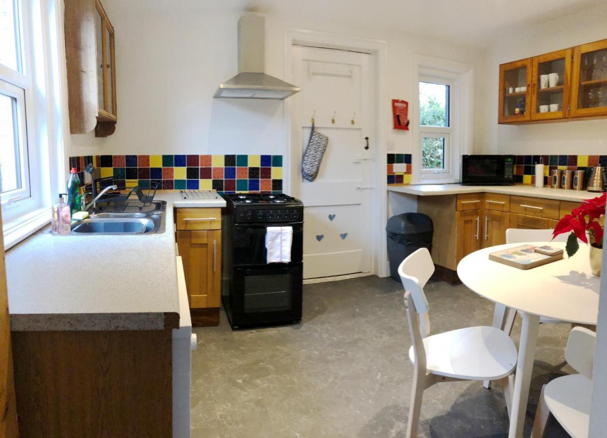 Summer Breeze -3 Bed-Sleeps 6-Parking-Walk To The Beach-Spacious-Families-Groups-Professionals Welcome Bournemouth Bagian luar foto