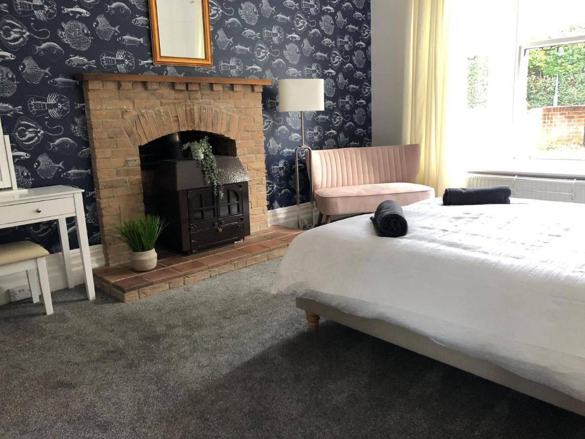 Summer Breeze -3 Bed-Sleeps 6-Parking-Walk To The Beach-Spacious-Families-Groups-Professionals Welcome Bournemouth Bagian luar foto