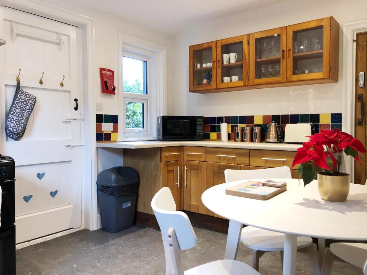 Summer Breeze -3 Bed-Sleeps 6-Parking-Walk To The Beach-Spacious-Families-Groups-Professionals Welcome Bournemouth Bagian luar foto